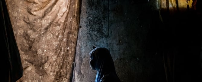 Dada, de 15 años, y su hija Hussaina, de 2 años, en su casa en un refugio comunitario de Maiduguri, en el estado de Borno, en Nigeria. Dada tenía 12 años cuando fue secuestrada por Boko Haram. Foto: UNICEF/Ashley Gilbertson