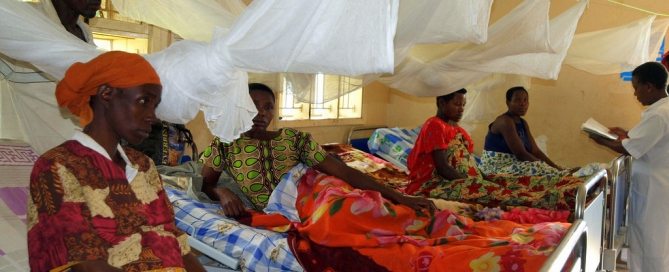 Un centro de salud en Uganda apoyado por el UNFPA donde las mujeres embarazadas pueden descansar cómodamente. Foto: UNFPA/Omar Gharzeddine