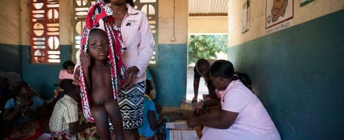 Pesado de un niño en un centro terapéutico de Balaka, en Malawi, apoyado por UNICEF.