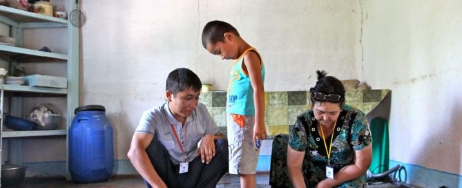 Los trabajadores de la salud miden y registran la altura y el peso de Erlan Bernoupereinev, de 3 años, en su hogar, en la villa de Kindik Uzyak en el Distrito de Konlikul, República de Karakalpakstan en Uzbekistán. Foto: UNICEF/Giacomo Pirozzi