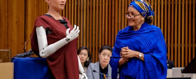 Amina Mohammed, la vicesecretaria general de la ONU conversa con Sophia, la robot inteligente de Hanson Robotics. Foto: ONU/Manuel Elias