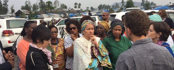 La Vicesecretaria general Amina Mohammed (centro) y la directora ejecutiva de ONU Mujeres, Phumzile Mlambo-Ngcuka, en una misión de alto nivel en el campamento de personas desplazadas de Mugunga, en Goma, en República Democrática del Congo. Foto: ONU / Lulu Gao