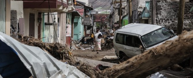 Una mujer camina por las calles de Roseau, la capital de Dominica, destrozadas tras el paso de dos huracanes de categoría cinco. Foto: UNICEF / Moreno Gonzalez