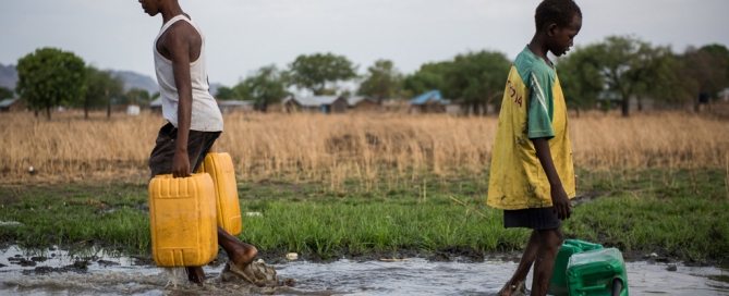 Dos niños recogen agua a las afueras de Juba, en Sudán del Sur. Foto: UNICEF / Hatcher-Moore