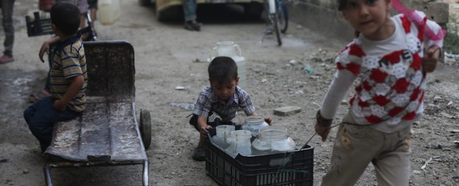 Niños acarreando agua en Guta Oriental, Damasco. Foto de archivo: UNICEF/Bassam Khabieh