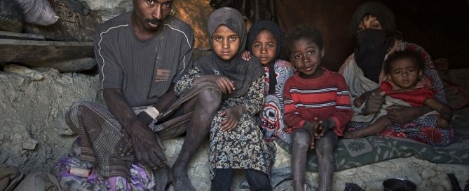 Familia desplazada viviendo en el asentamiento de Khamir, en Yemen. Foto: OCHA/Giles