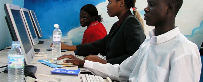 Jóvenes en un cibercafé en Kampala, Uganda. Foto: Arne Hoel / Banco Mundial