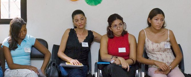 Participantes en un taller sobre violencia contra la mujer en Honduras Foto archivo: ONU/Mark Garten