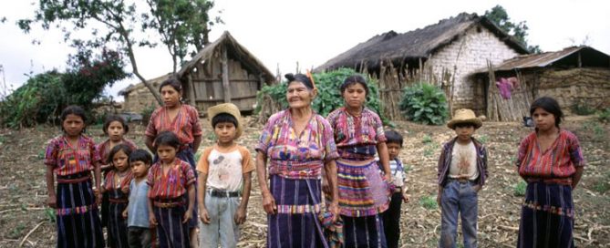 Familia indígena guatemalteca. Foto de archivo: ONU/F. Charton