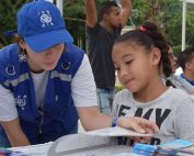 Una trabajadora de la OIM en Honduras informa a esta niña sobre los derechos de los migrantes retornados. Foto: OIM Honduras