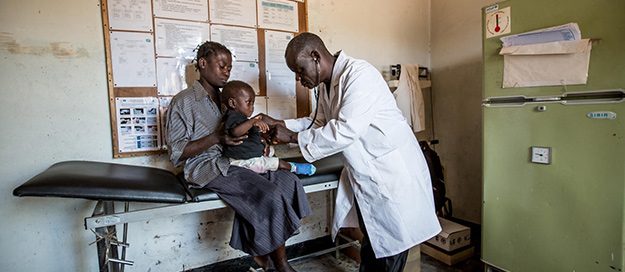 18 niños y niñas se infectaron por el VIH cada hora el año 2016. UNICEF/UN0147631/Schermbrucker