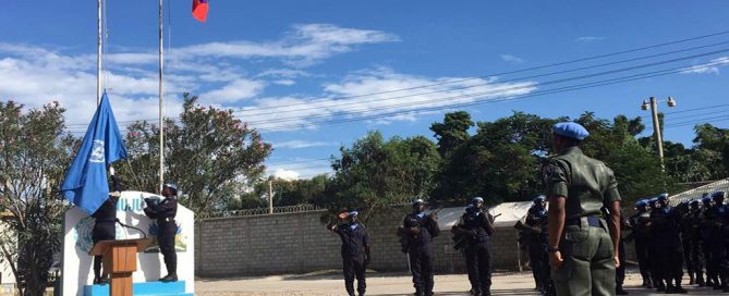 Iza de la bandera de la ONU en la ceremonia de apertura para la nueva nueva Misión de Apoyo a la Justicia en Haití (MINUJUSTH). Foto: MINUJUSTH / Logan Abassi