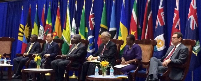Le Secrétaire général de l’ONU, Ban Ki-moon (deuxième à gauche), à Bridgetown, à la Barbade, pour un Sommet des chefs d’Etat et de gouvernement de la Communauté caribéenne (CARICOM), en juin 2015. Photo : Porte-parole de l’ONU