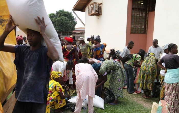 Des rations alimentaires sont remises par le PAM à des populations vulénrables près de Bangui, la capitale centrafricaine. Photo: PAM/Herve Serefio