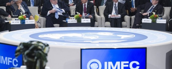 Le Secrétaire général de l’ONU, Ban Ki-moon, s’exprime lors d’une réunion du Comité international monétaire et financier du FMI à Washington en avril 2015. Photo: ONU/Eskinder Debebe