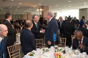 Ban Ki-moon accueille l’ancien vice-Président américain et militant pour la lutte contre les changements climatiques Al Gore lors du déjeuner du 22 avril.