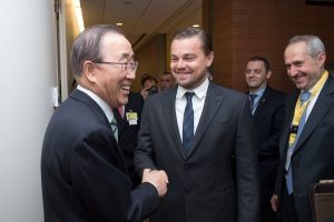 Ban Ki-moon accueille Leonardo DiCaprio lors de la cérémonie de signature de l’Accord de Paris.