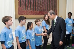 Ban Ki-moon rencontre des représentants de la jeunesse lors de la cérémonie de signature de l’Accord de Paris.