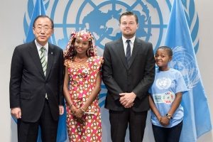 Ban Ki-moon aux côtés des trois intervenants de la cérémonie de signature. De gauche à droite : Hindou Oumarou Ibrahim (Tchad), représentante de la société civile; Leonardo DiCaprio, Messager de la paix des Nations Unies; Getrude Clement, 16 ans, représentante de la jeunesse (Tanzanie).
