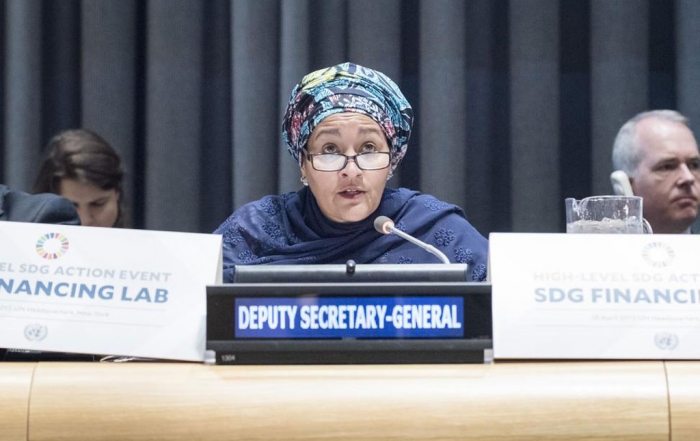 La Vice-secrétaire générale de l’ONU, Amina Mohammed, s’exprimant lors de la réunion de haut niveau sur le financement des Objectifs de développement durable. Photo ONU / Rick Bajornas