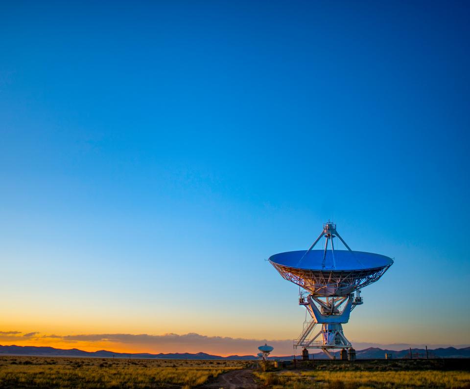  Спутниковая антенна в пустыне