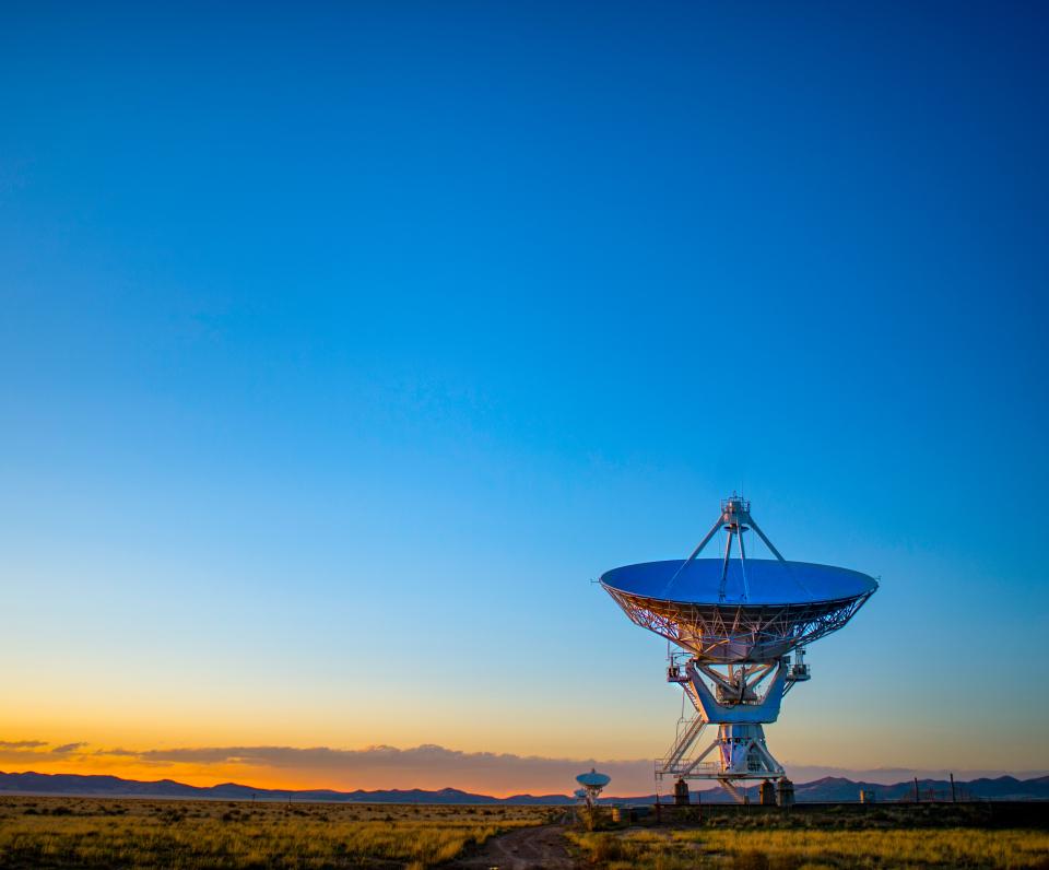  Antenne parabolique dans le désert