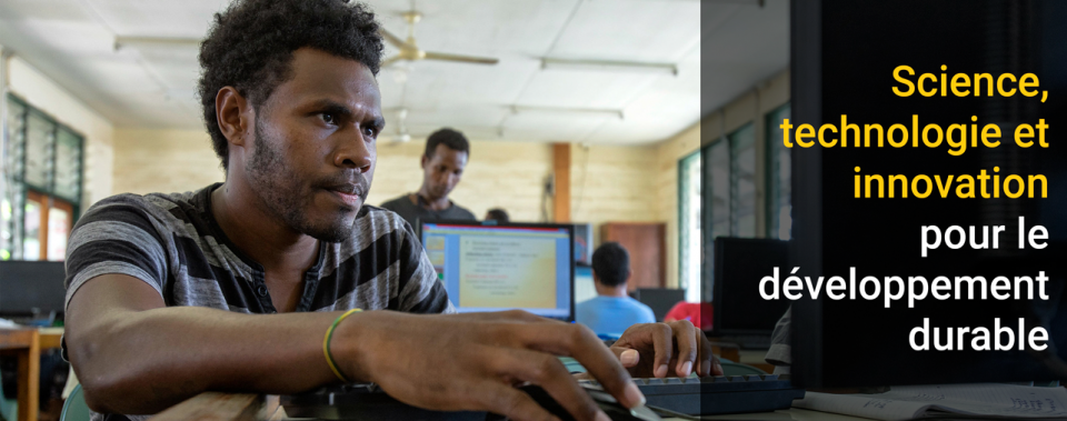 Étudiant dans un laboratoire informatique du campus de l'Université du Pacifique Sud aux Îles Salomon.