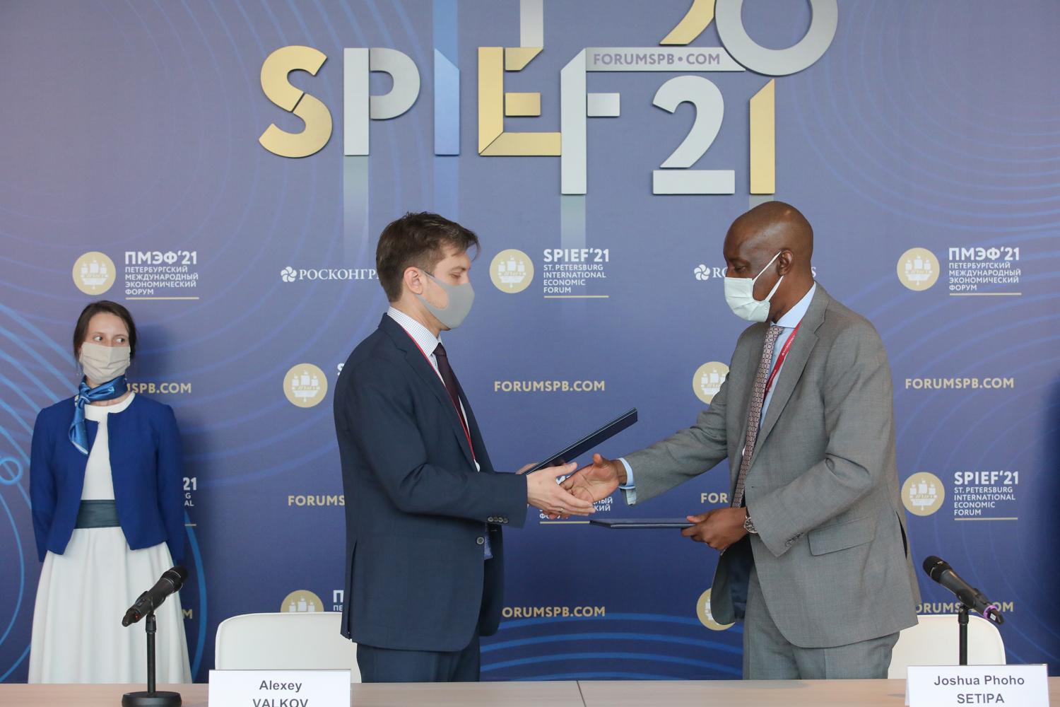 Mr. Alexei Valkov, SPIEF Director and Mr. Joshua Setipa, UN Technology Bank Managing Director at the signing ceremony of the MoU. 