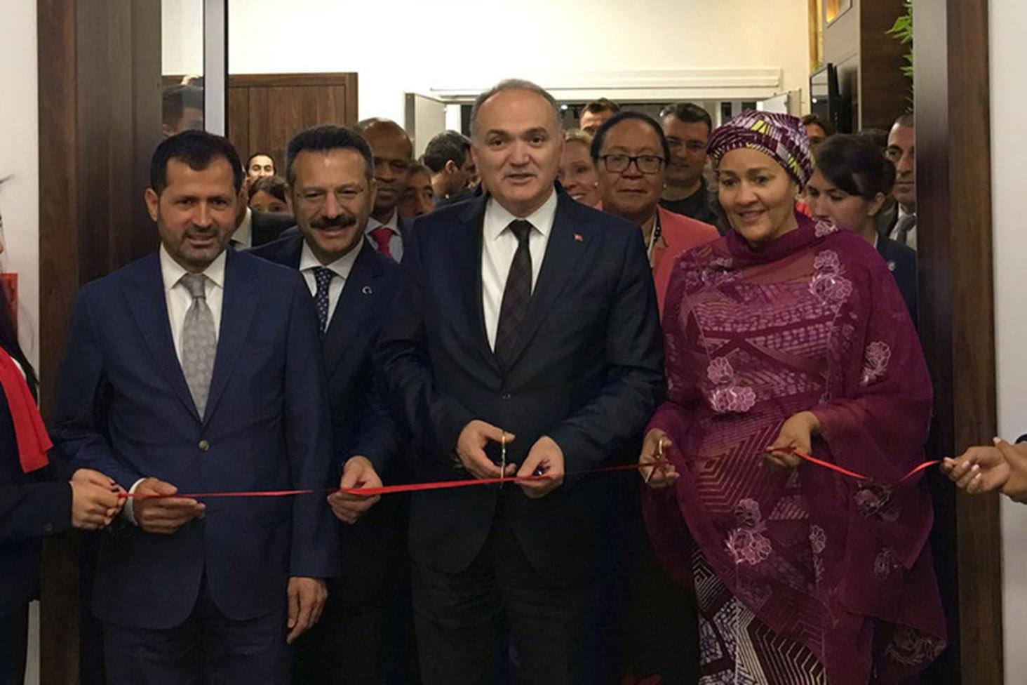 The UN Deputy Secretary-General, Amina Mohammed (right) and Faruk Özlü (centre), Minister of Science, Industry and Technology of Turkey inaugurate the Technology Bank.