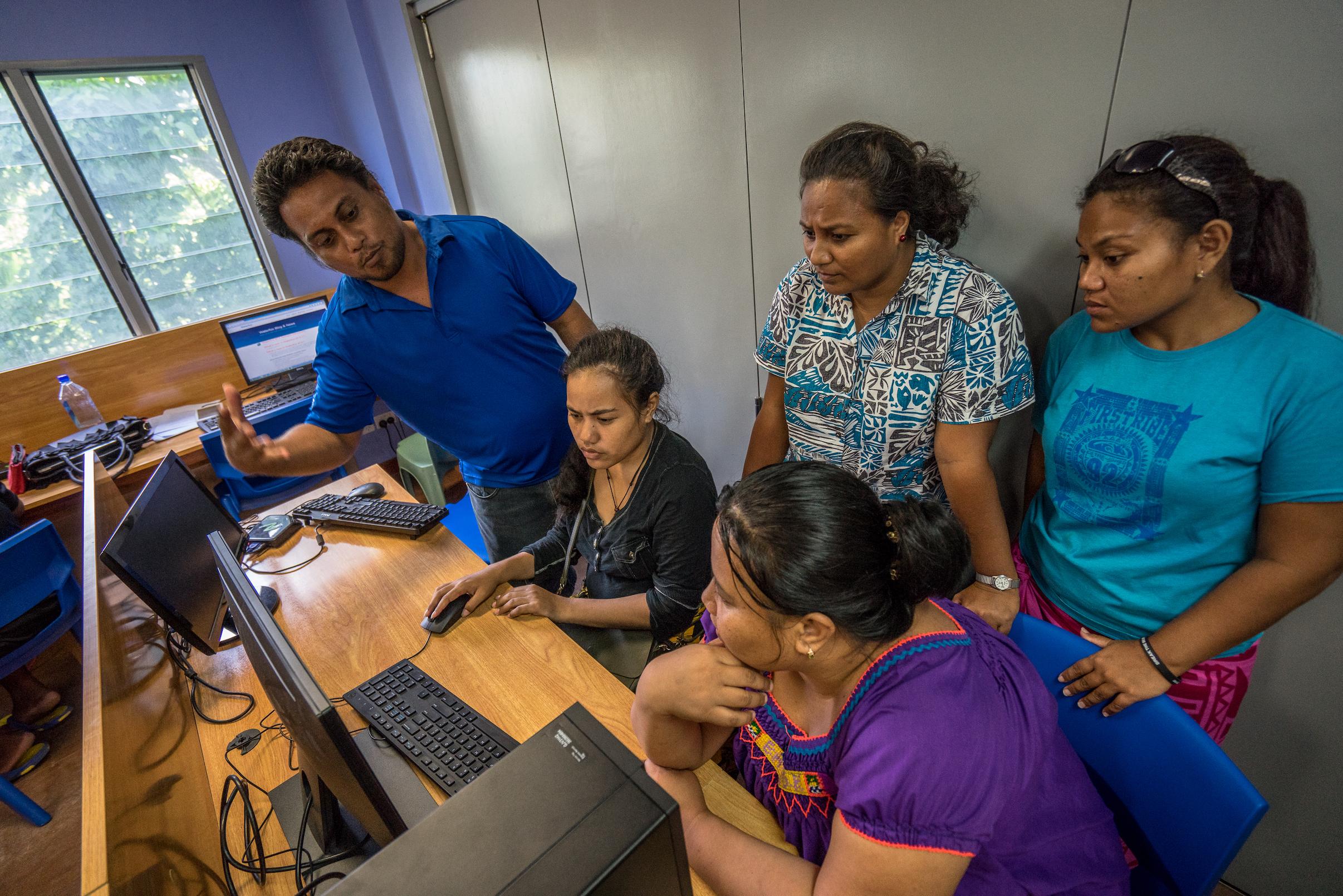Students expand the ICT-based education in Kiribati.
