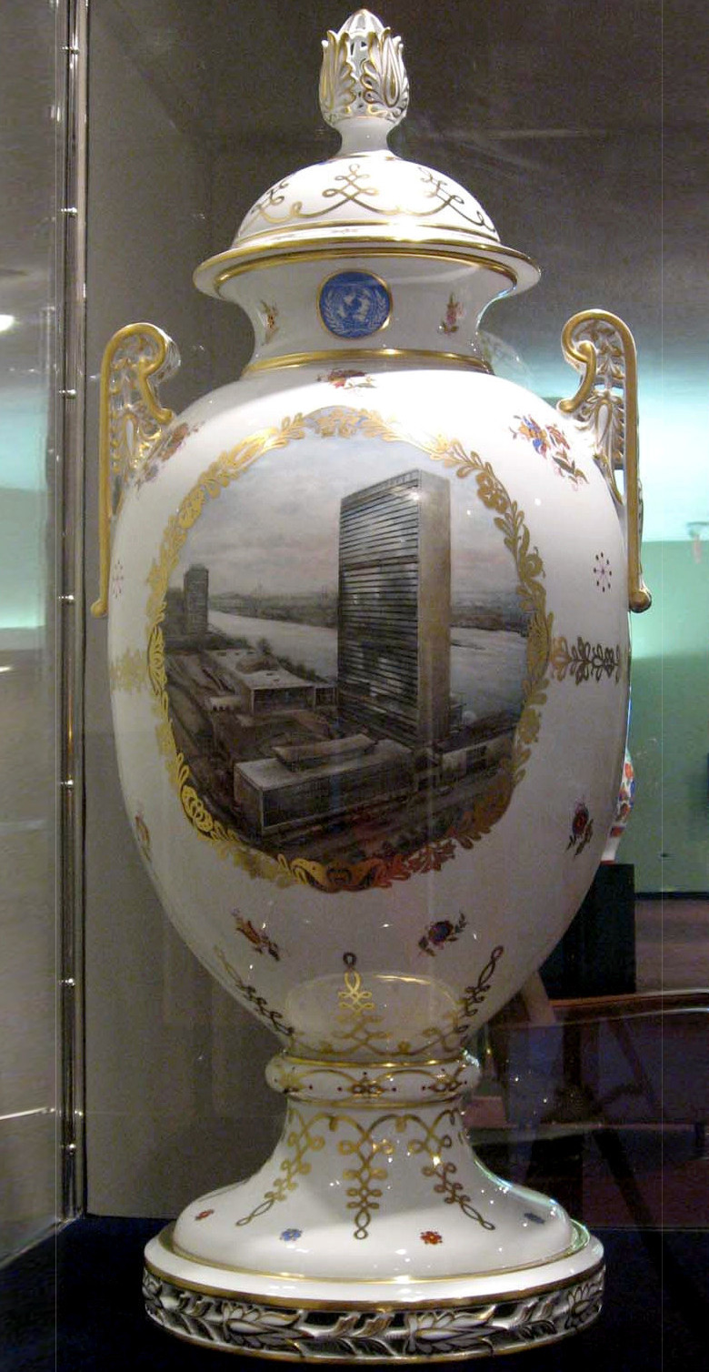 Vase en porcelaine (illustrant les Nations Unies et le Parlement hongrois), UNNY069G, 1975, Hongrie