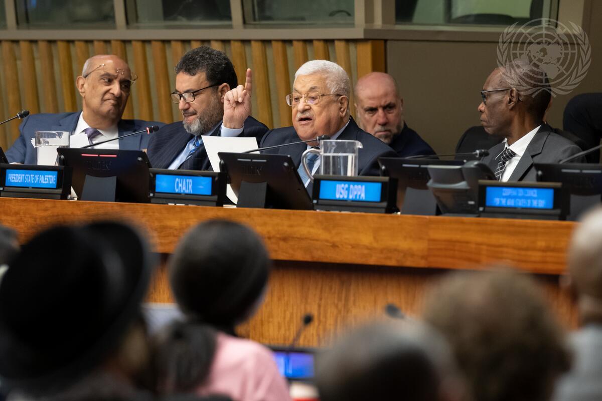 Mahmoud Abbas (au centre à droite), président de l'État de Palestine, s'adresse à l'événement pour commémorer le 75e anniversaire de la Nakba, organisé par le Comité pour l'exercice des droits inaliénables du peuple palestinien.