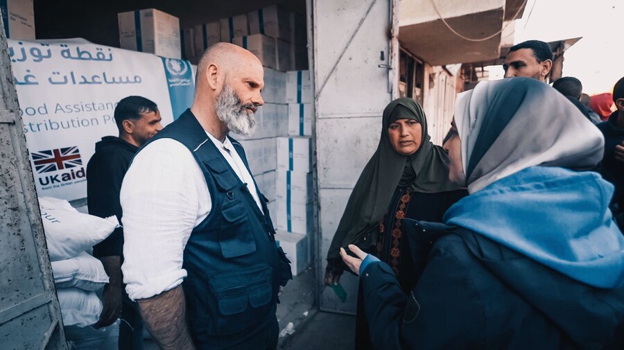 WFP Palestine Country Director ad interim Matthew Hollingworth is speaking to a group of people standing on a street in Gaza