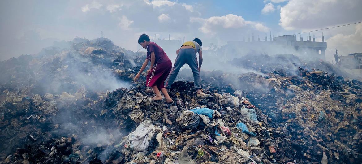 © UNRWA Over 330,000 tonnes of waste have accumulated in or near populated areas across Gaza, posing catastrophic environmental and health risks.