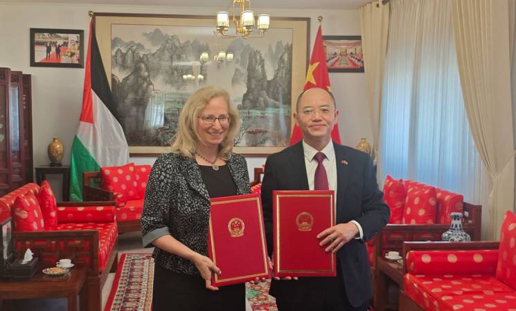 Head of Office of the People’s Republic of China to the State of Palestine, Ambassador Zeng Jixin and Deputy Commissioner-General of UNRWA, Antonia De Meo, sign a contribution agreement to UNRWA. © 2024 UNRWA Photo
