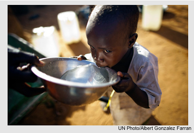 El niño de 2 años Ismael Adam recibe agua de su pariente y cuidadora Kariya Mohamed Abbakar, una mujer de 50 años nativa de Jebel Saiey, Darfur del Norte, que ha estado viviendo en el campo de refugiados de Abu Shouk, cerca de El Fasher, durante los últimos 10 años. Foto ONU/Albert Gonzalez Farran.