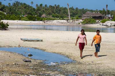 Habitantes de Tebikenikora en Kiribati. UN Photo/Eskinder Debebe