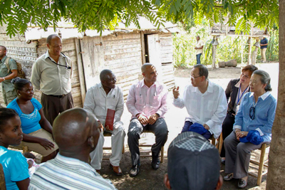 El Secretario General de las Naciones Unidas Ban Ki-moon (el tercero por la derecha) visita a una familia en Las Palmas, Haití. Foto ONU/Paulo Filgueiras