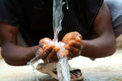 Bebiendo agua limpia. Foto: Banco Mundial/Arne Hoel.