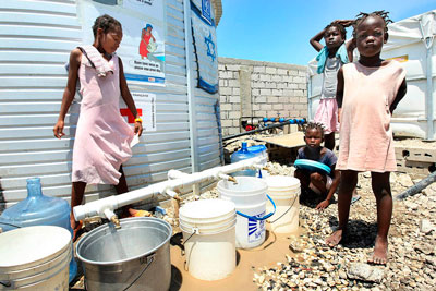 La Cruz Roja francesa suministra agua, saneamiento y retretes a 11.000 desplazados internos en el centro provisional de acogida de Automica Dahaitsu en Puerto Príncipe, Haití. Foto: MINUSTAH