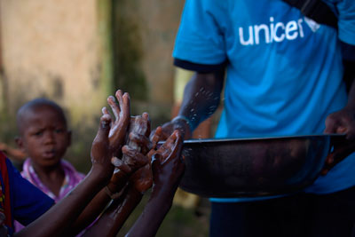 En Conakry, Guinea, un monitor enseña a una serie de niños a lavarse correctamente las manos. Esto ayuda a prevenir el contagio de enfermedades, incluido el Ébola. Foto: UNICEF/Timothy La Rose