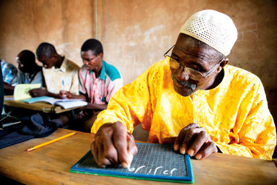 El Informe sobre Desarrollo Humano muestra que las generaciones más avanzadas siguen sufriendo analfabetismo mientras que las más jóvenes intentan alcanzar la educación secundaria. Foto: PNUD Burkina Faso
