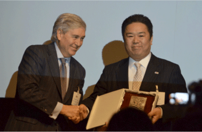 Mr. Dámaso de Lario presents Category 1 Award to the representative from Japan