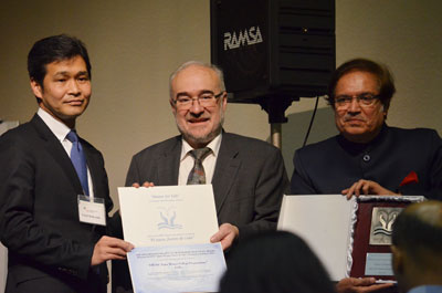 Mr. Seishi Kohyama, Mayor of Kumamoto City, Japan, and Mr. Michel Jarraud, UN-Water Chair, present Category 1 Award to the representative from International Water Management Institute (IWMI)-Tata project (ITP), India.