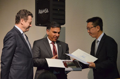 Mr. Miguel Angel Navarro, Ambassador of Spain to Japan, and Mr. Zafar Adeel of UNU, President of the 2014 edition, present Category 2 Award to the representative from NEWater Project, Singapore.