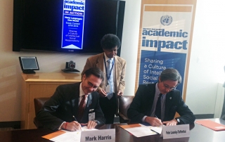 Head of UN DPI, Peter Launsky-Tieffenthal (right), and President of ELS, Mark Harris, sign the agreement to host a multilingual essay contest. UN Photo