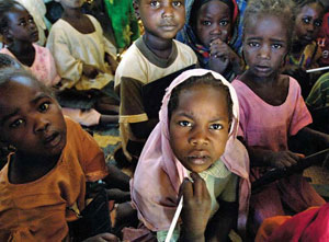 在苏丹西达尔富尔的扎林盖，一群儿童在哈马迪亚境内流离失所者难民营的国际援救委员会幼儿园 
