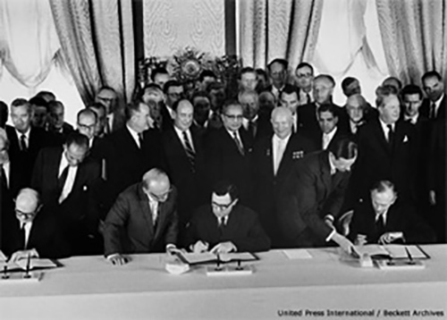 1963年8月5日，《部分禁止核试验条约》签署仪式。图片：全面禁止核试验条约组织