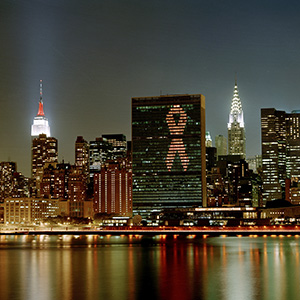2001年6月23日，联合国秘书处大楼点亮红色艾滋病丝带灯光，展现联合国抗击艾滋病毒/艾滋病的承诺，并以此聚焦6月25至27日召开的艾滋病毒/艾滋病问题联大特别会议。联合国图片/Eskinder Debebe