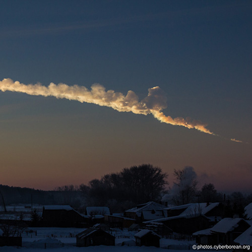 2013年2月15日，超级火流星在车里雅宾斯克上空留下痕迹。照片：Alex Alishevskikh/blog.cyberborean.org